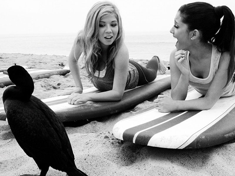 ariana-grande-twitpic-with-jennette-mccurdy-at-the-beach.jpg
