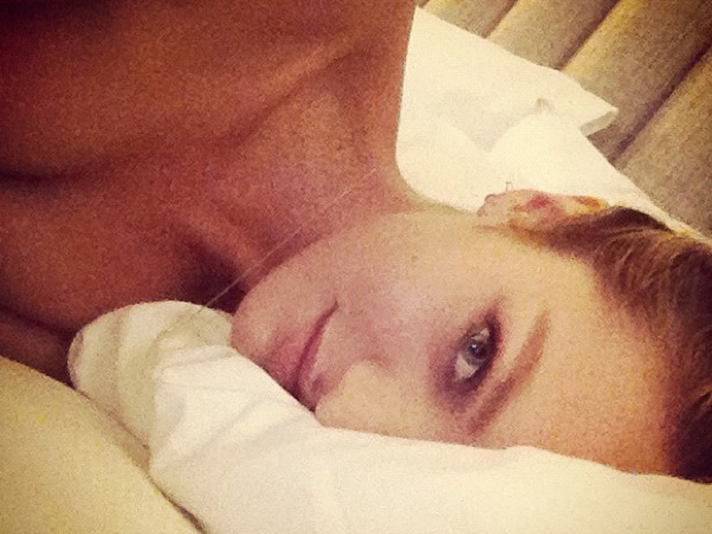 candice-swanepoel-laying-in-bed-twitpic.jpg
