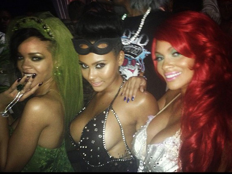 rihanna-and-her-friends-in-halloween-costumes-on-instagram.jpg