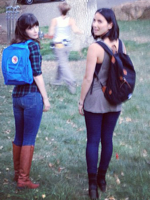 zooey-deschanel-and-olivia-munn-on-the-set-of-new-girl-twitpic.jpg