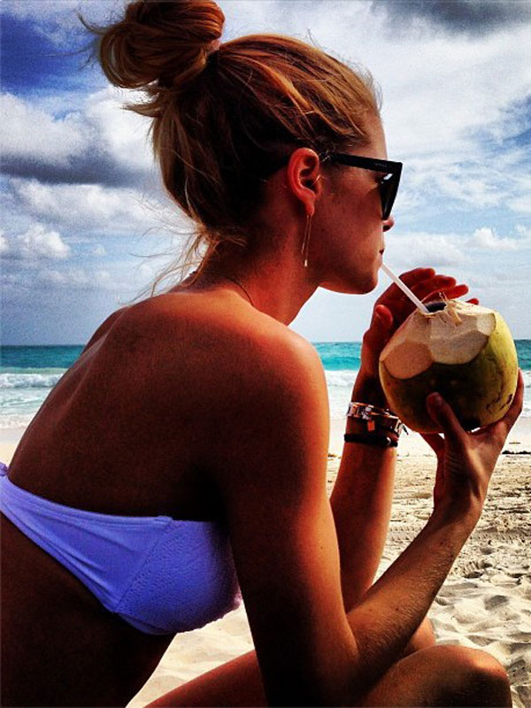 doutzen-kroes-white-bikini-top-on-the-beach-twitpic.jpg