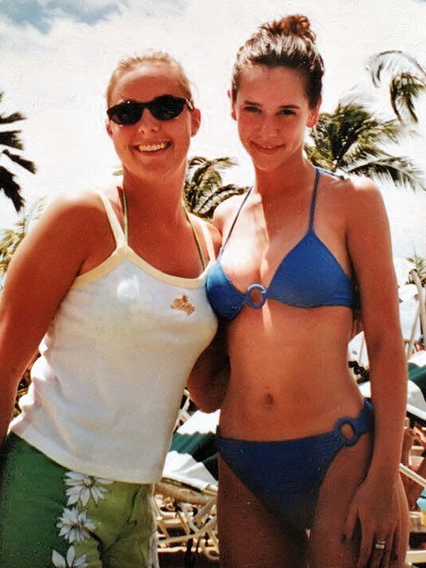 jennifer-love-hewitt-wearing-a-bikini-in-1998-on-instagram.jpg