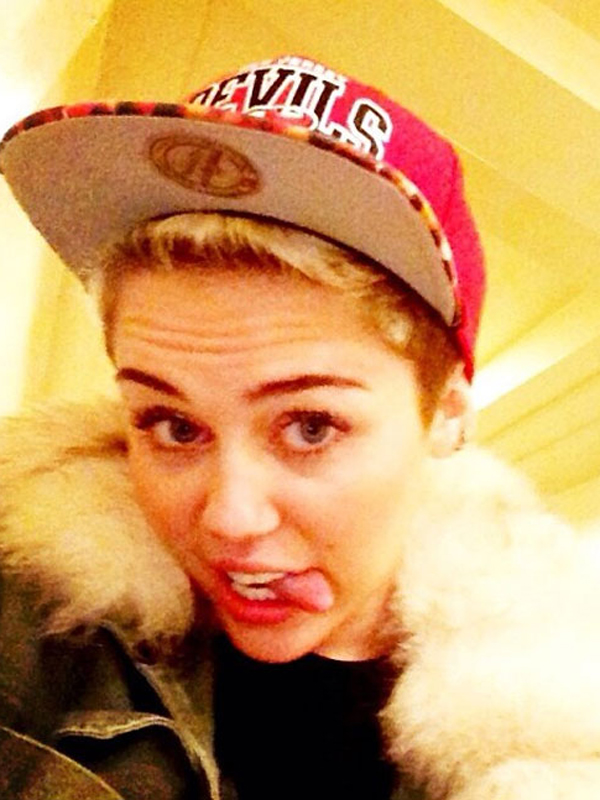 miley-cyrus-sticking-out-her-tongue-twitpic.jpg