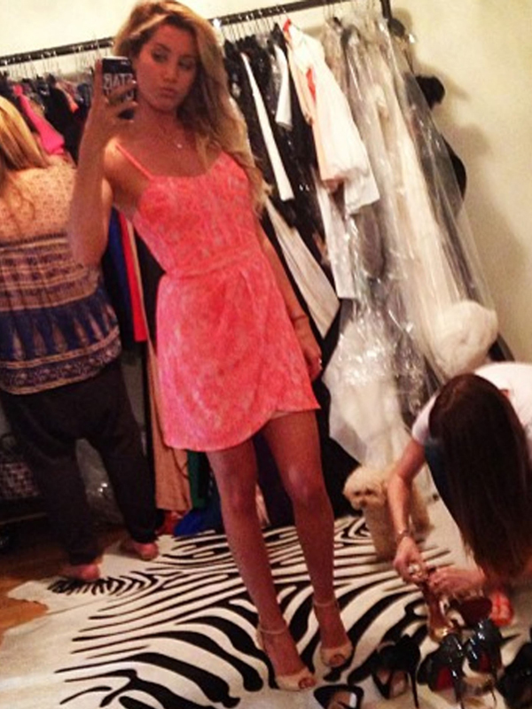 ashley-tisdale-self-pose-on-instagram.jpg
