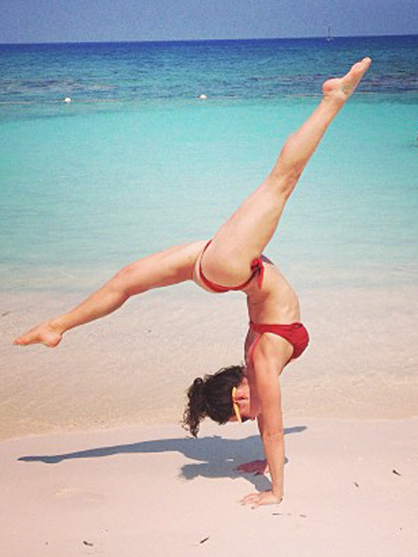 sasha-cohen-bikini-handstand-on-instagram-02.jpg