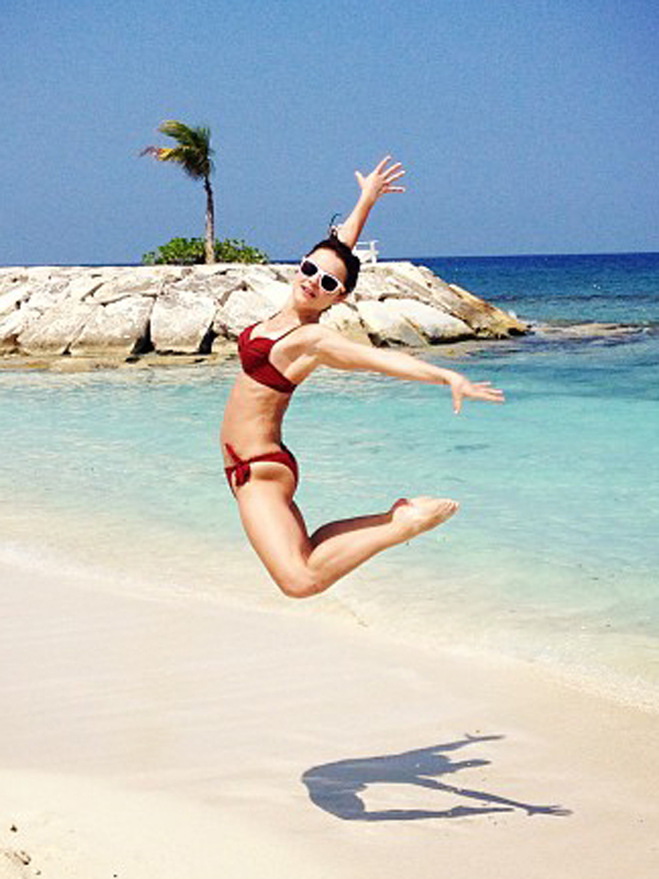 sasha-cohen-bikini-handstand-on-instagram-01.jpg